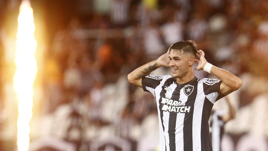 Ponte se adapta a nova função para laterais no Botafogo e brinca sobre gol da vitória: 'Fechei os olhos e chutei'