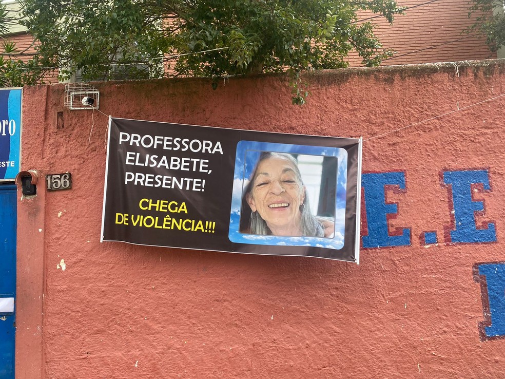 Faixa homenageia professora morta em ataque a escola de SP — Foto: Mariana Rosário