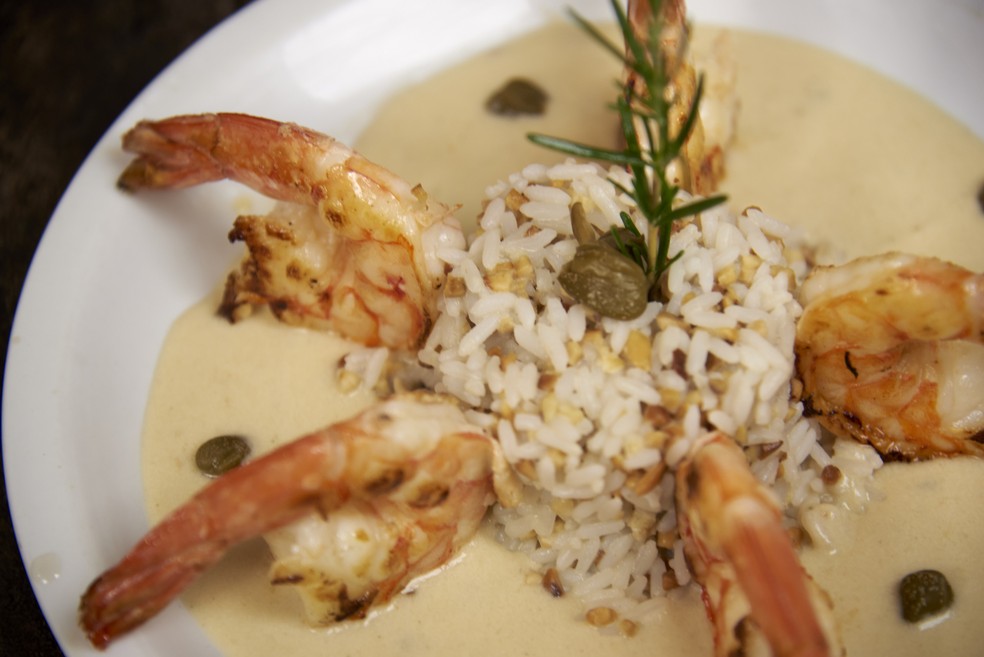 A shrimp skewer and Greek rice make up the party menu, which also includes pudding and martini — Photo: Divulgação/João Mário Nunes