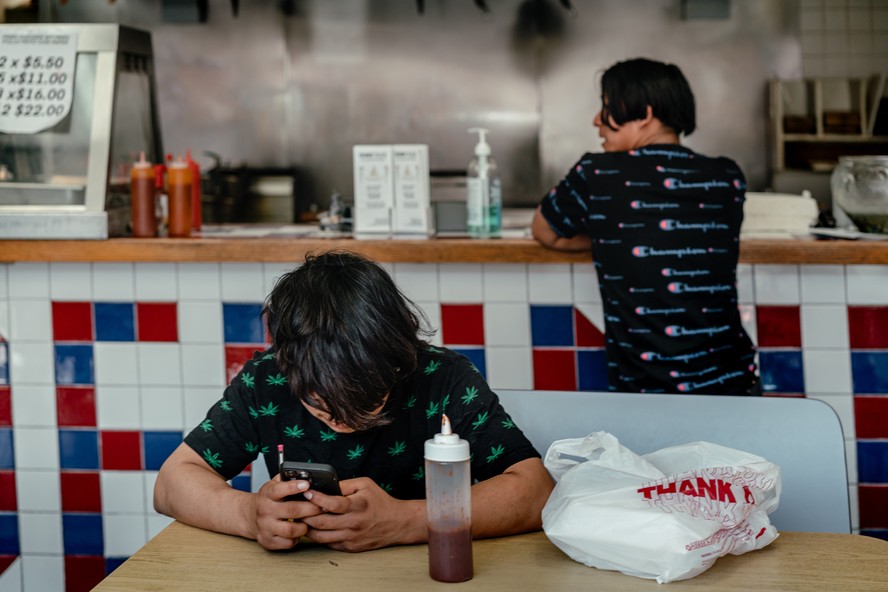 Criança imigrante que trabalha no turno da noite em um restaurante em Chicago, nos EUA