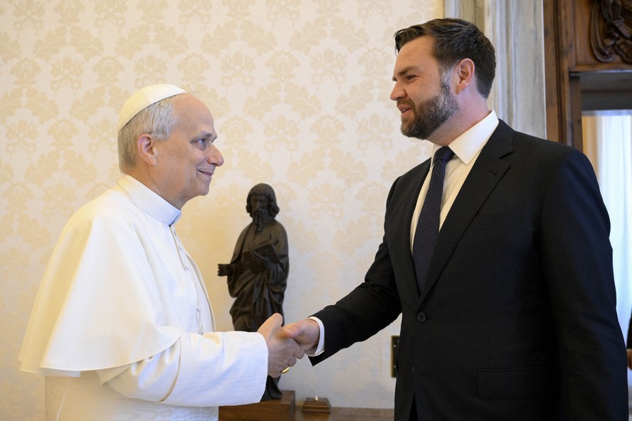 O vice-presidente dos EUA, JD Vance, em audiência com o papa Leão XIV no Vaticano, em 19 de maio de 2025