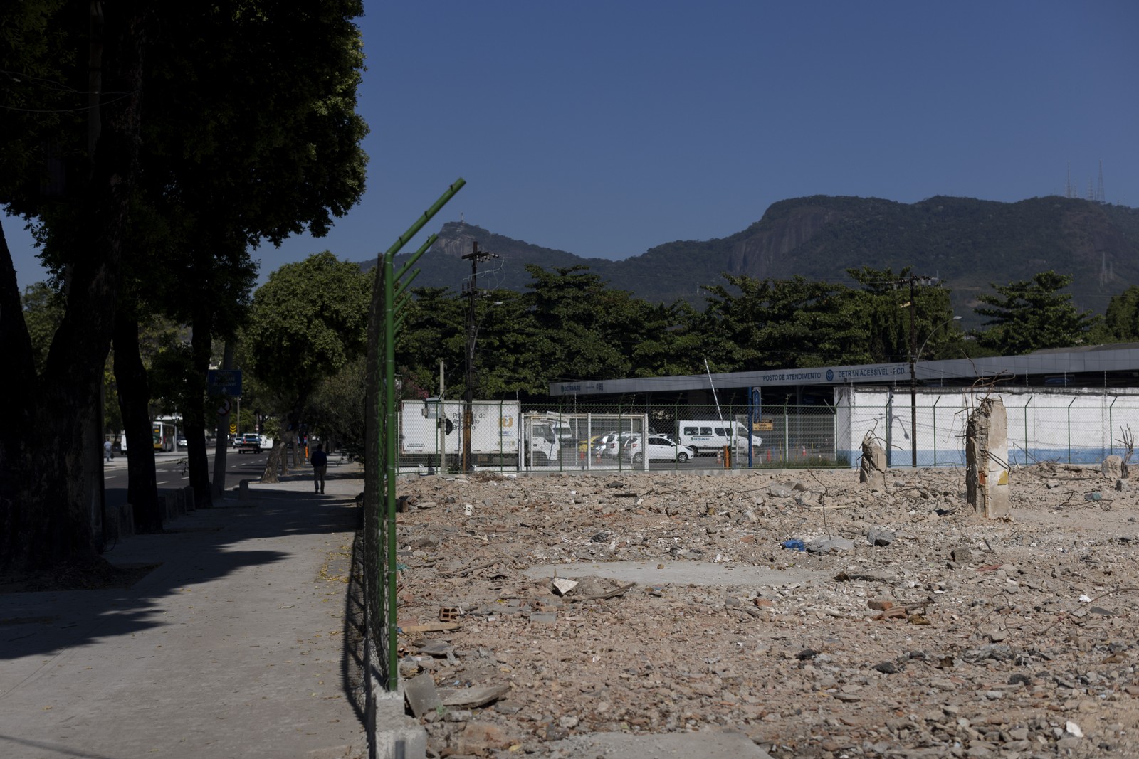 Estádio do Flamengo ocupará a área do antigo Gasômetro. Prefeitura desapropriou o terreno, que irá a leilão. Ao lado do Gasômetro, vários terrenos tem construções demolidas e darão lugar a novos projetos. Na foto, avenida Francisco Bicalho. — Foto: Foto de Márcia Foletto
