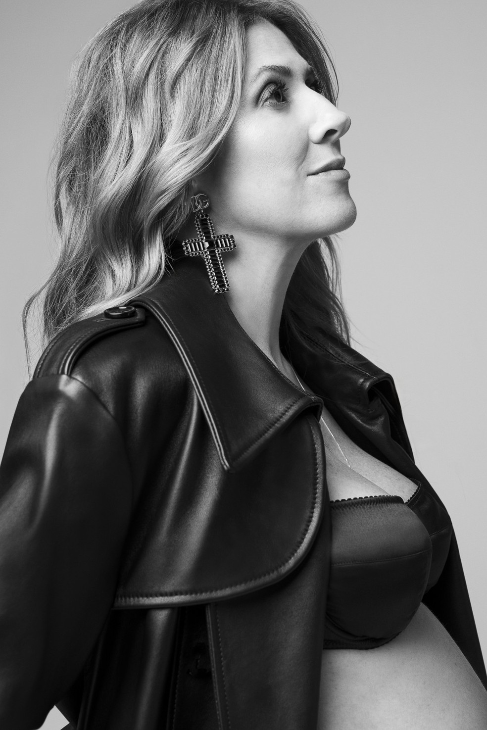 Dani Calabresa veste casaco, sutiã e brincos Dolce & Gabbana — Foto: Marcus Steinmeyer