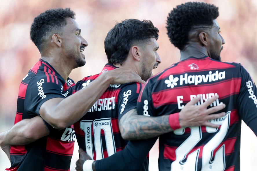 Flamengo venceu com gols de Arrascaeta e Emerson Royal