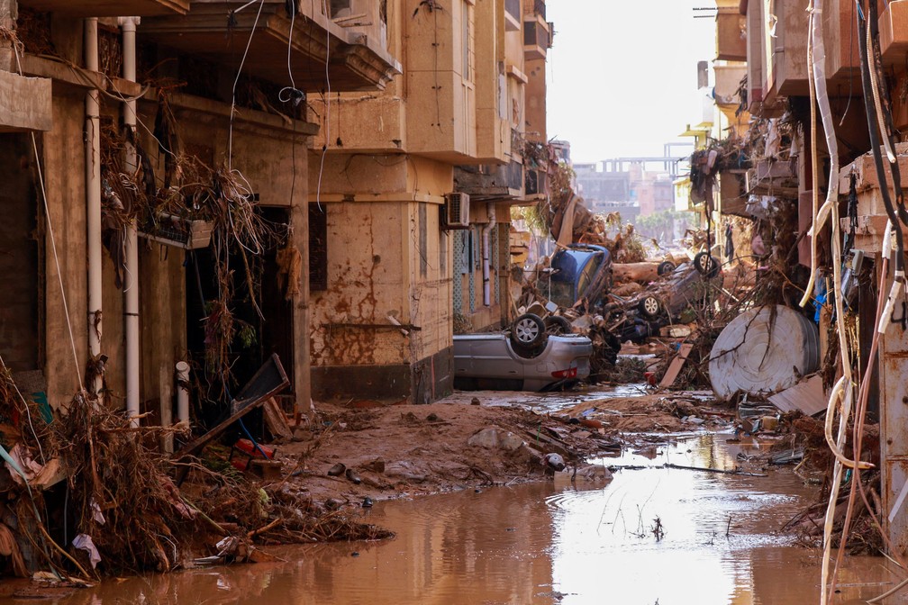 Ruas e vielas totalmente destruídas e tomada por destroços e lamas após tragédia climática — Foto: AFP