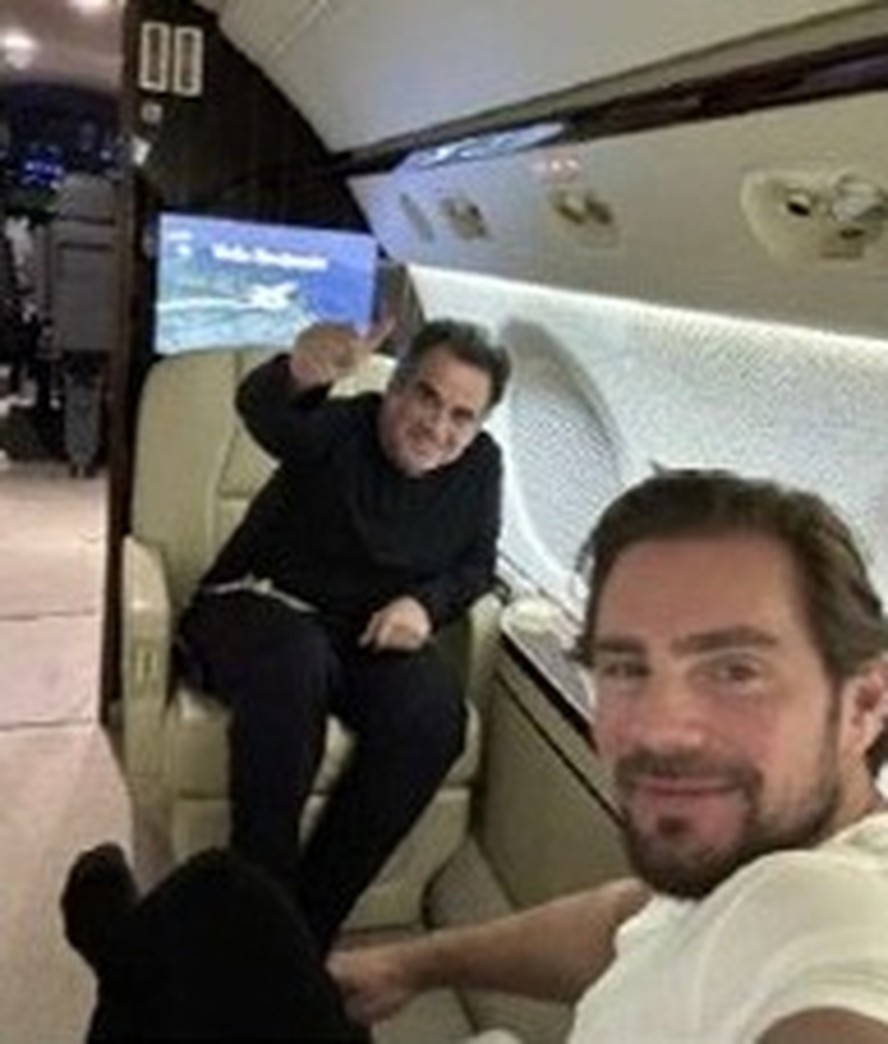 Ciro Nogueira com Daniel Vorcaro em um jatinho