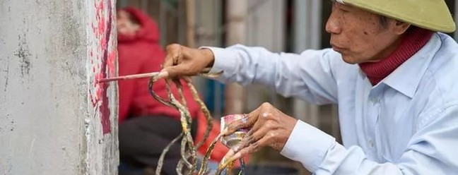 Ong Luu Cung Huyen (Vietnã) — pintor que detém o recorde de unhas masculinas mais longas: 594,45 cm no total. Apesar do comprimento extraordinário, continua a criar suas obras de arte, transformando suas unhas em paleta viva de cores. — Foto: Divulgação/Guinness World Records