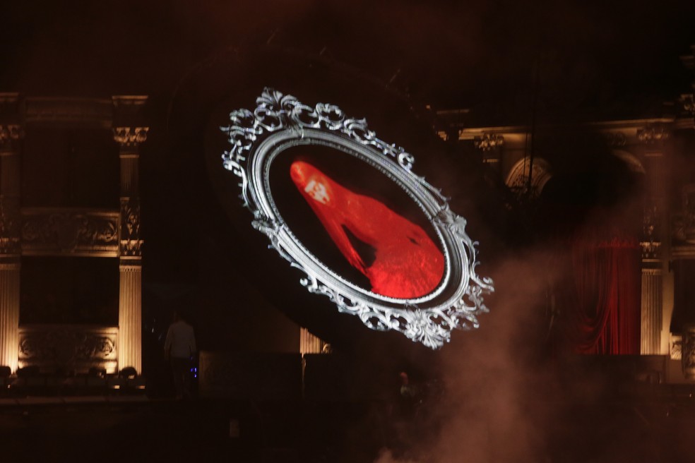 Círculo de led que fica no palco e projeta diversas imagens durante o show — Foto: Marcelo Theobald/Agência O Globo
