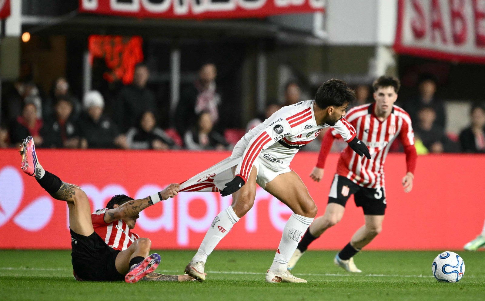 Flamengo empata com Estudiantes na Argentina e fica a uma vitória da final da Libertadores