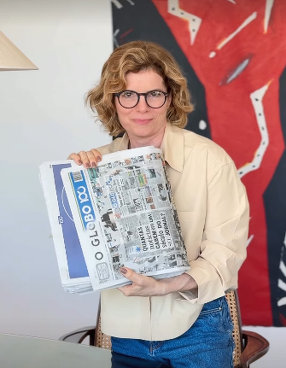 Deborah Bloch, a Odete Roitman de 'Vale Tudo', com seu exemplar especial de 100 anos do GLOBO — Foto: Reprodução