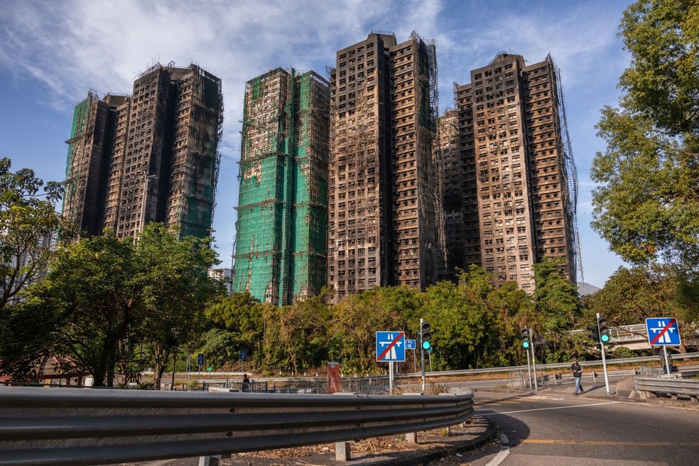 Incêndio em Hong Kong: veja antes e depois de condomínio destruído pelo fogo na China — Foto: AFP