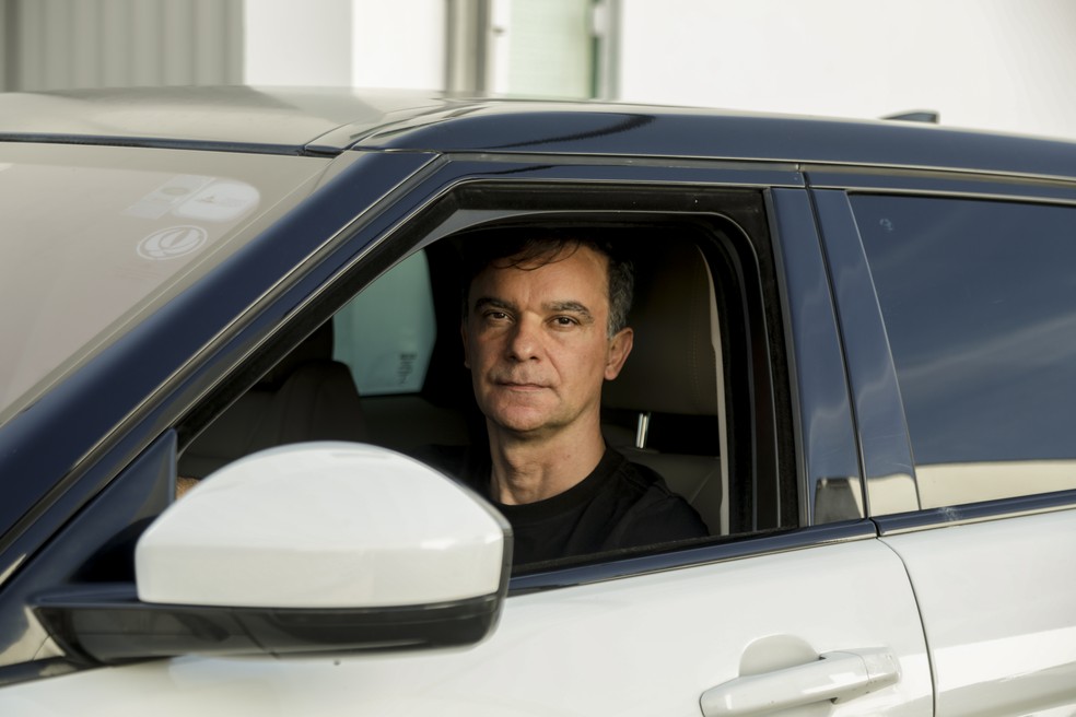 O empresário Fábio Paes teve de trocar um trajeto de uma hora de voo por seis horas de viagem, entre o automóvel e o voo na capital — Foto: Gabriel de Paiva