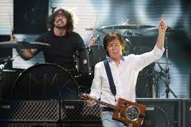 Paul McCartney e o baterista Dave Grohl, em 2012 — Foto: Reprodução