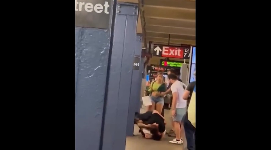 Renzo Gracie imobiliza homem no metrô de Nova York após ser insultado por ele