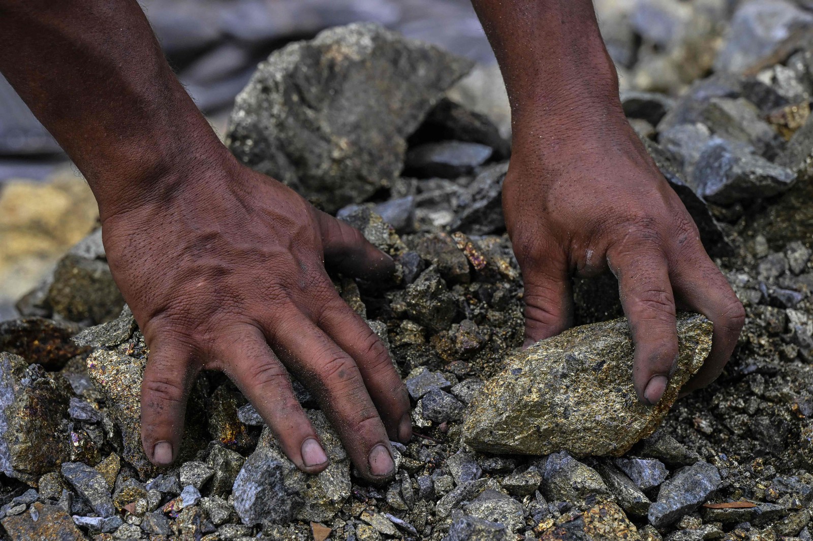 Minerador trabalha em mina de cobre ilegal, em Canaã dos Carajás. - Foto: Nelson Almeida / AFP