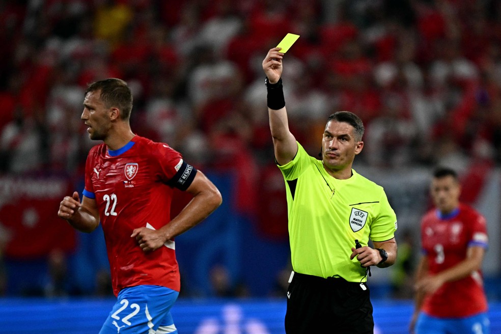 Árbitro Istvan Kovacs aplica cartão amarelo a Soucek — Foto: GABRIEL BOUYS / AFP
