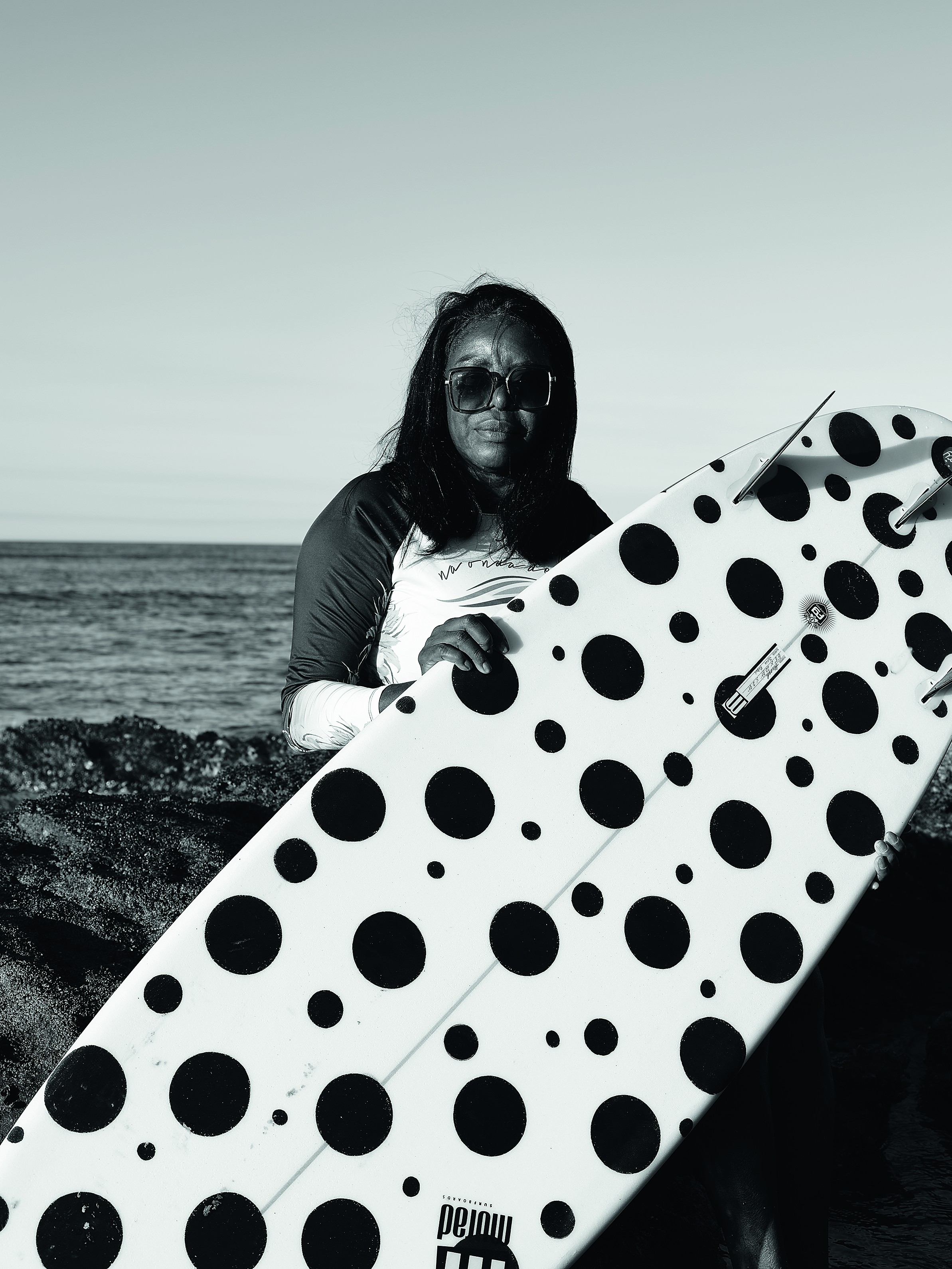 Projeto de surfe para mulheres maduras muda vidas e expande horizontes