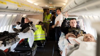 Aeronave pousou no aeroporto de Rzeszów, cidade polonesa a 70 km da fronteira ucraniana, para resgatar os feridos  — Foto: Petter Berntsen/AFP