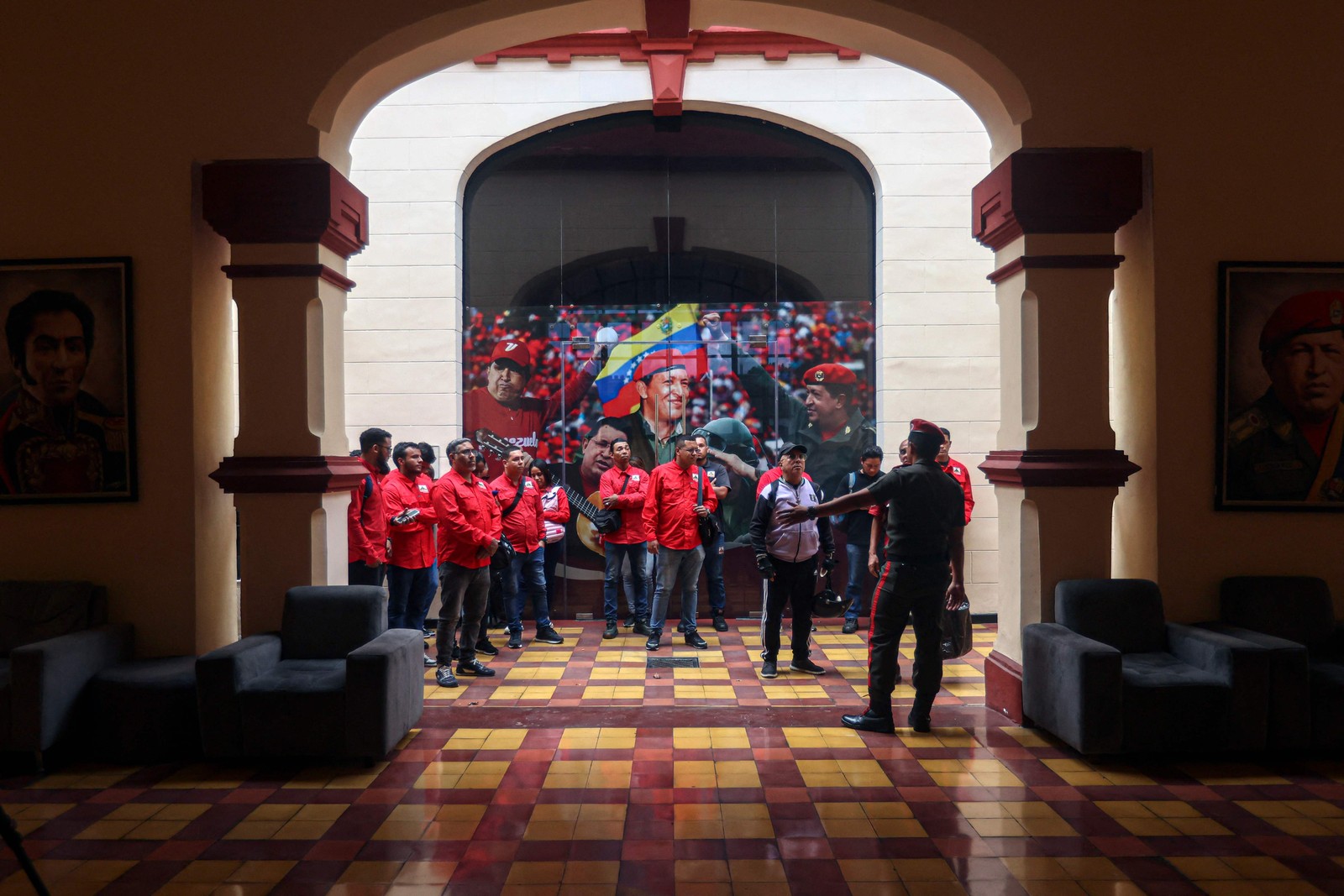 A Milícia montou centros de registro em praças e prédios militares e públicos, entre eles o palácio presidencial, em Caracas — Foto: Pedro Mattey/AFP