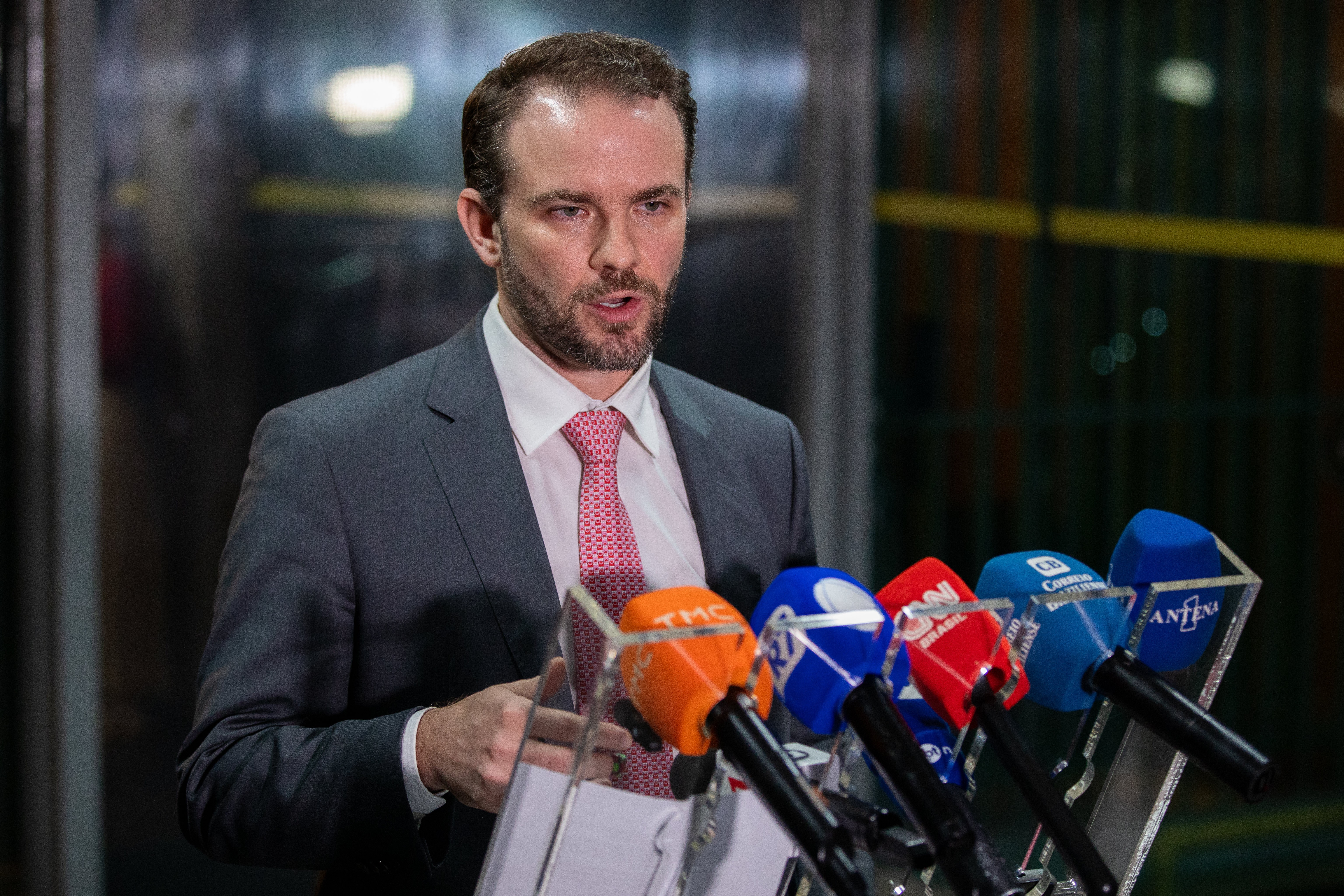 Após disparada do dólar, ministro da Fazenda conversa com Lula e coordena com BC intervenção do Tesouro: ‘Precisamos ter alguma racionalidade’ - Foto