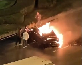 Motorista morre queimado dentro de carro elétrico após portas travarem em acidente na China