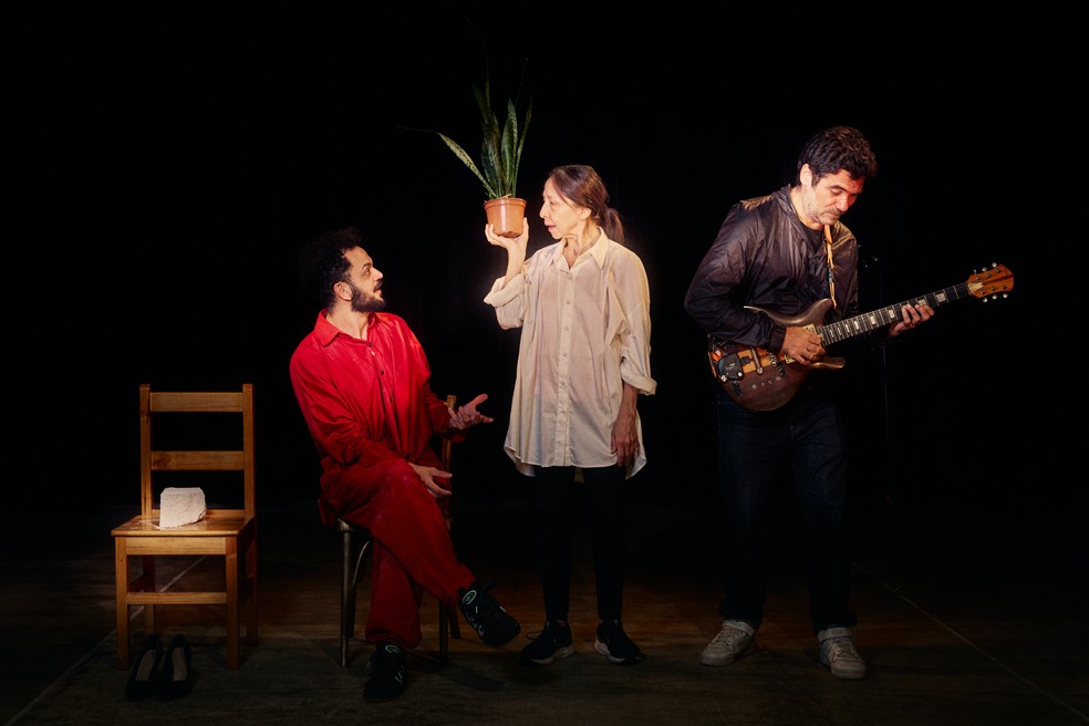Cena da peça "História", da Cia. Brasileira de Teatro — Foto: Divulgação/Ethel Braga