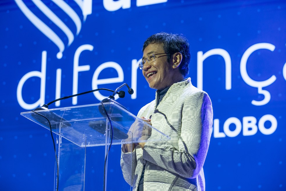 A filipina Maria Ressa recebe o prêmio Faz Diferença  — Foto: Guito Moreto / Ag. O Globo