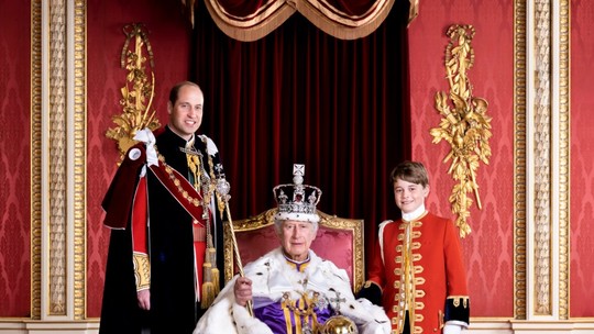 Rei Charles convoca reunião urgente com príncipe William e princesa Kate para decidir futuro da monarquia, diz jornal