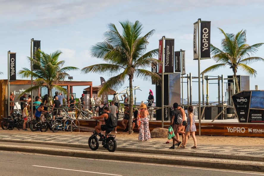 Rio inaugura academia ao céu aberto na praia de Ipanema, a maior do país
