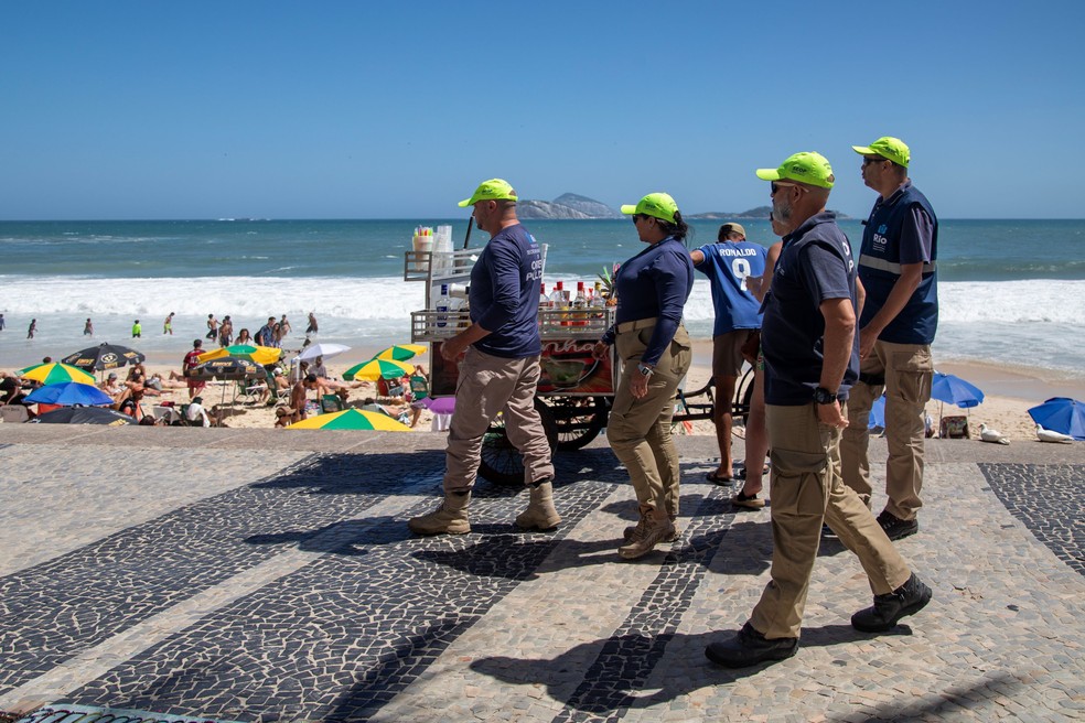 Seop conta com mil agentes para atuar em praias durante a Operação Verão — Foto: Ana Branco / Agência O Globo