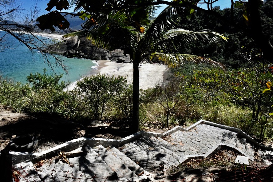 Com obras para preservar o ecossistema da região, como a escada de pedra, Praia do Sossego foi premiada pelo cumprimento das leis ambientais