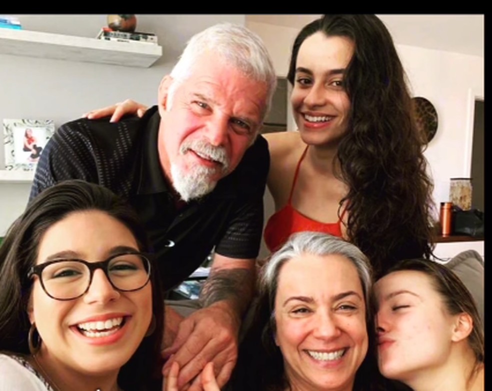 Raul Gazolla com as filhas (Milla, em pé) e a mulher — Foto: reprodução