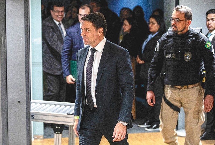 Moraes determina prisão de Ramagem, que deixou o país rumo aos EUA após ser  condenado pelo STF