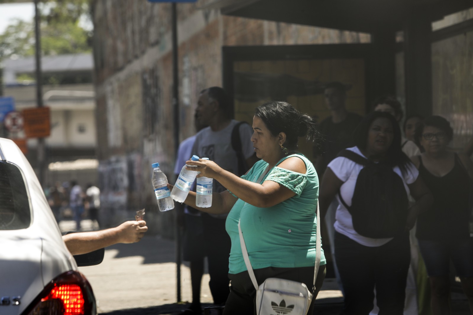 Nenhum órgão público tem como rotina testar a água que é vendida nas ruas  — Foto: Gabriel de Paiva