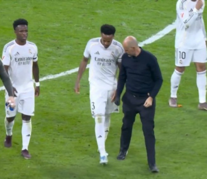 Militão deixa o campo lesionado em jogo do Real Madrid contra o Alavés no Campeonato Espanhol