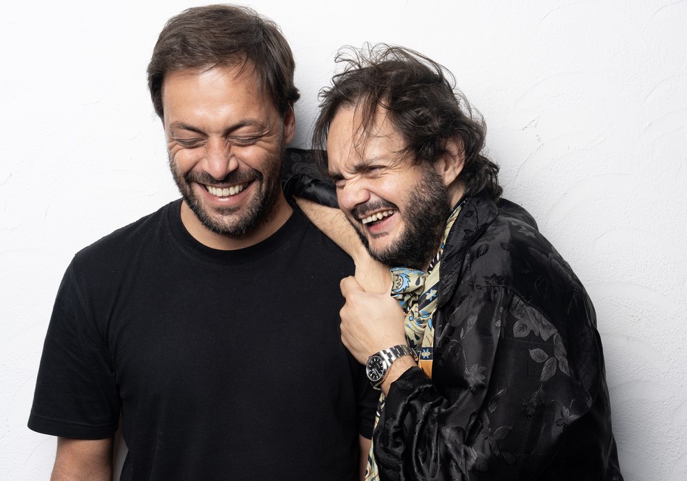 O cantor português António Zambujo (à dir.) e o violonista Yamandu Costa — Foto: Divulgação/Kenton Thatcher