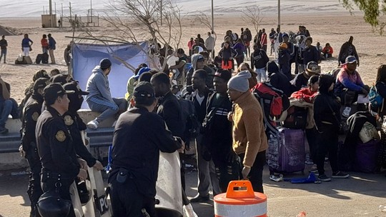 Centenas de pessoas estão paradas entre Chile e Peru após maior controle migratório na fronteira
