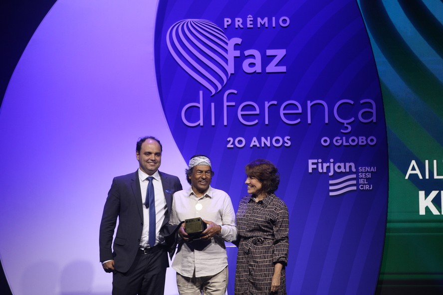 O líder indígena Ailton Krenak, vencedor na categoria país, recebe o troféu Faz Diferença, entregue pelos editores de Brasil, Carla Rocha, e de País, Thiago Prado