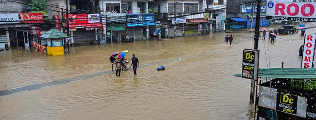 In Sri Lanka, a large island south of India, floods and landslides caused by torrential rains left at least 123 people dead and tens of thousands displaced - Photo: Ishara S. Kodikara/AFP