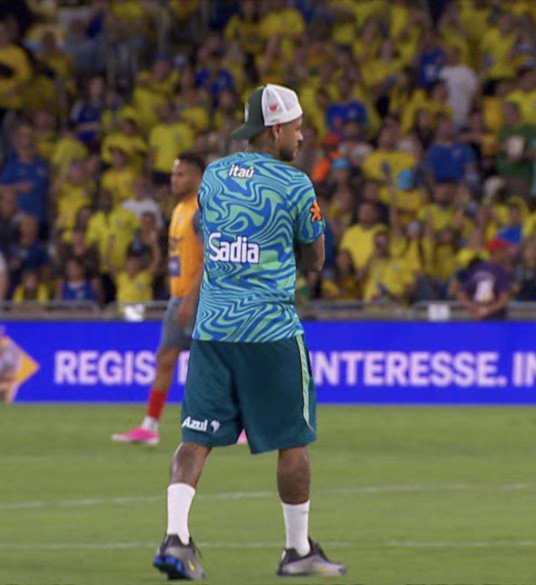 Machucado, Neymar ganha apoio da torcida brasileira no Maracanã e agradece o carinho; vídeo