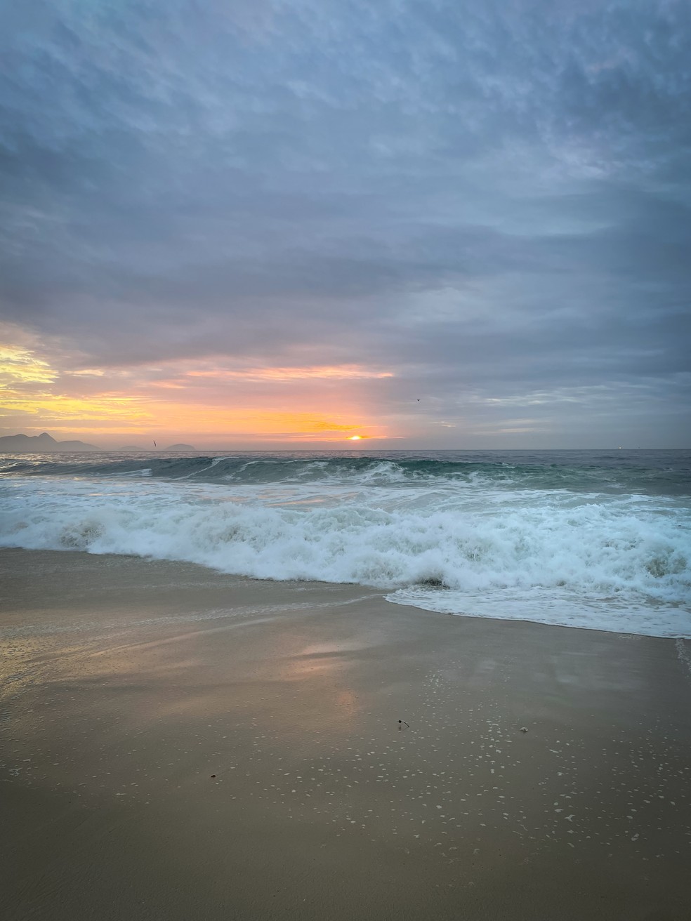 O amanhecer visto da Praia de Copacabana no dia 1º de janeiro de 2024 — Foto: Madson Gama