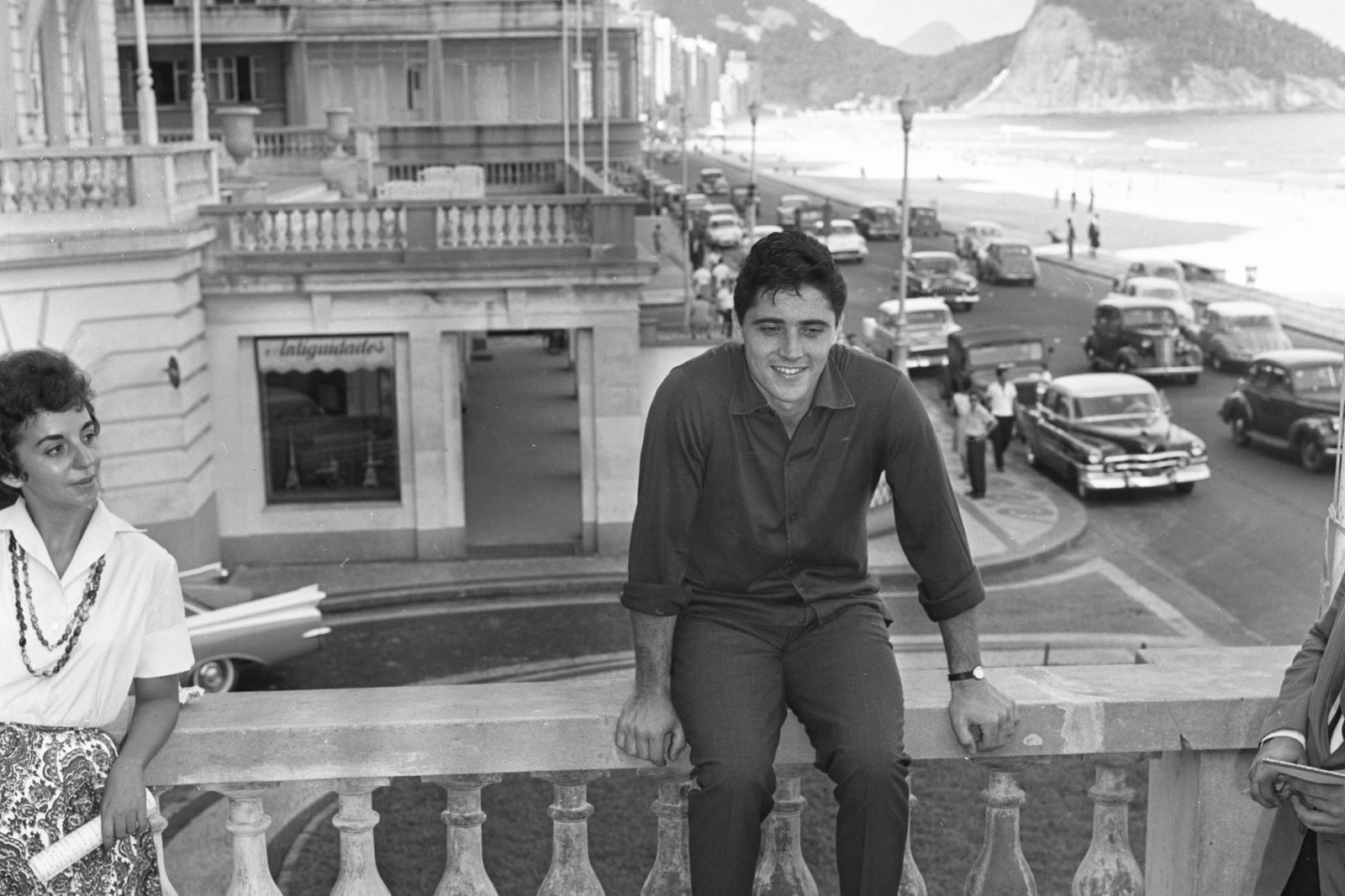O cantor francês Sacha Distel na varanda do Hotel Copacabana Palace em 1961 — Foto: Arquivo / Agência O Globo