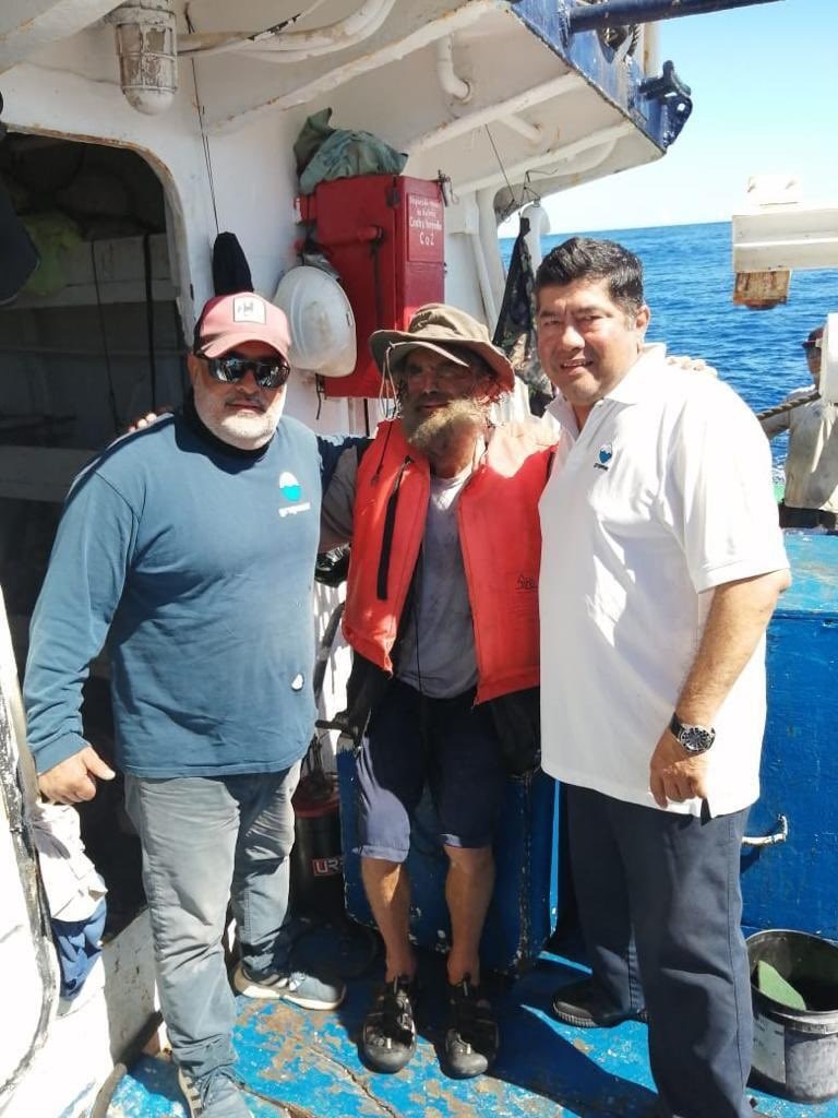 Tim Shaddock com representantes da Grupomar, empresa dona do pesqueiro que fez o resgate — Foto: Divulgação/Grupomar