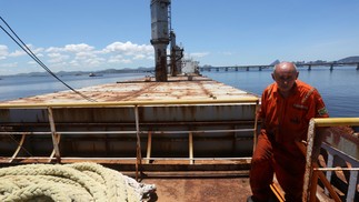 Paulo Carneiro, chefe de máquinas, participou de toda atividade do navio atracado desde 2016 na Baía de Guanabara — Foto: Custodio Coimbra/Agência O Globo/10-01-2018