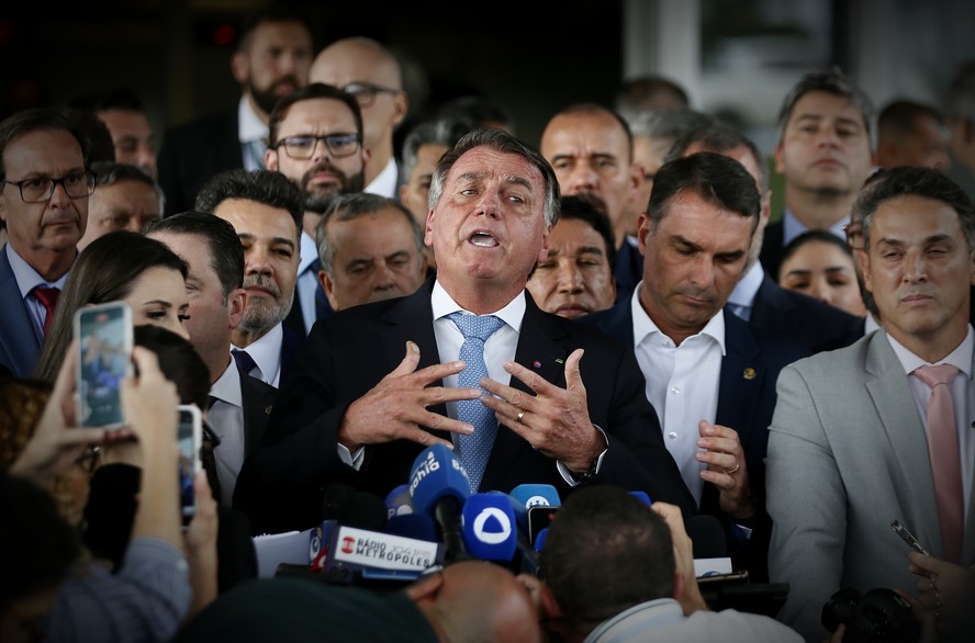 Defesa de Bolsonaro comemora pedido de arquivamento de apuração sobre cartão de vacina: 'Esperamos que as demais investigações tenham o mesmo destino'