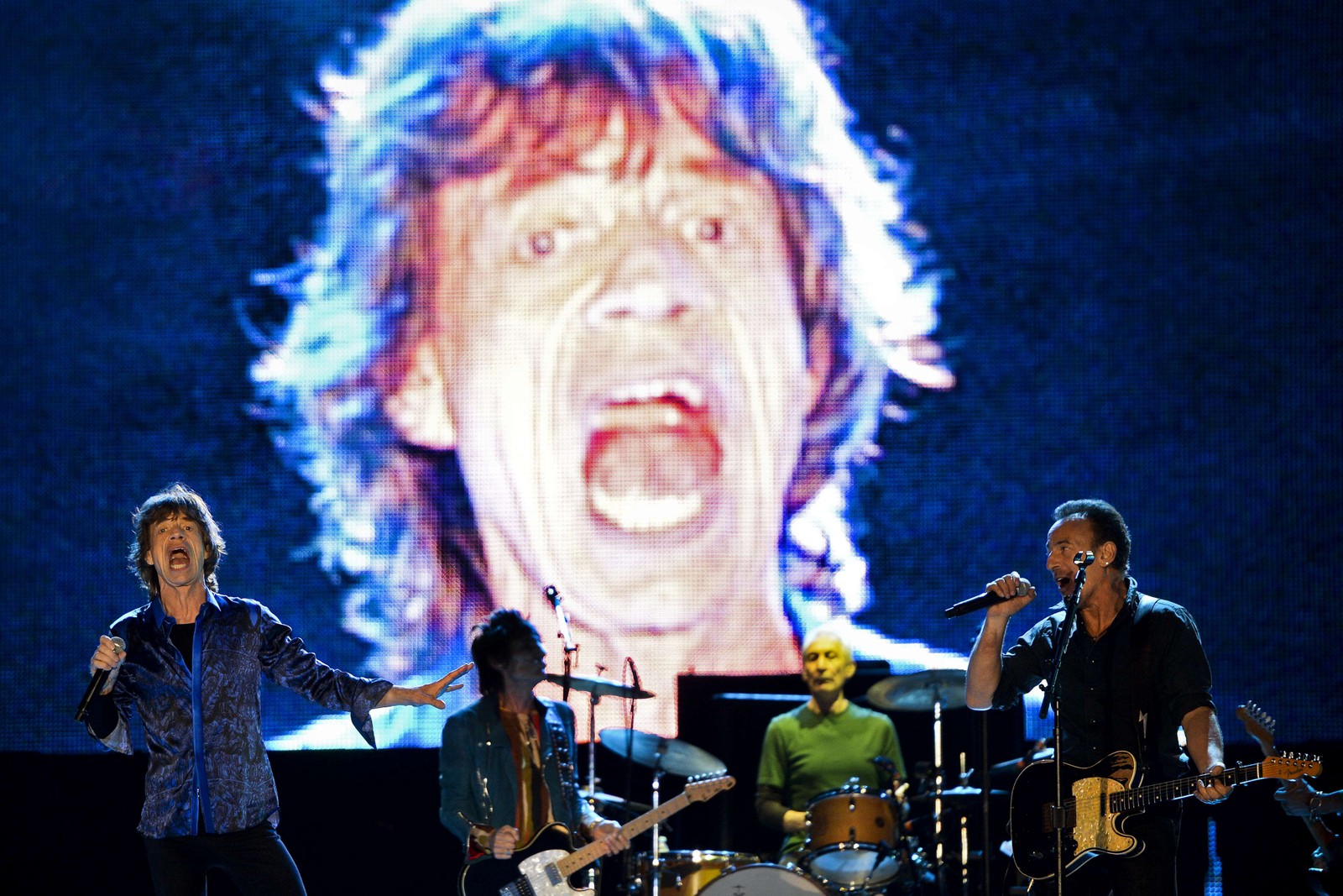 Mick Jagger se apresenta com o cantor norte-americano Bruce Springsteen (D) no festival de música Rock in Rio Lisboa, no Parque da Bela Vista, em Lisboa — Foto: AFP PHOTO / PATRICIA DE MELO MOREIRA