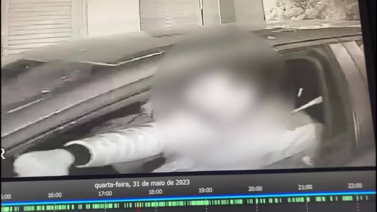 Homem preso em sepultamento da mulher saiu de carro com vítima morta no banco do carona, diz polícia; vídeo