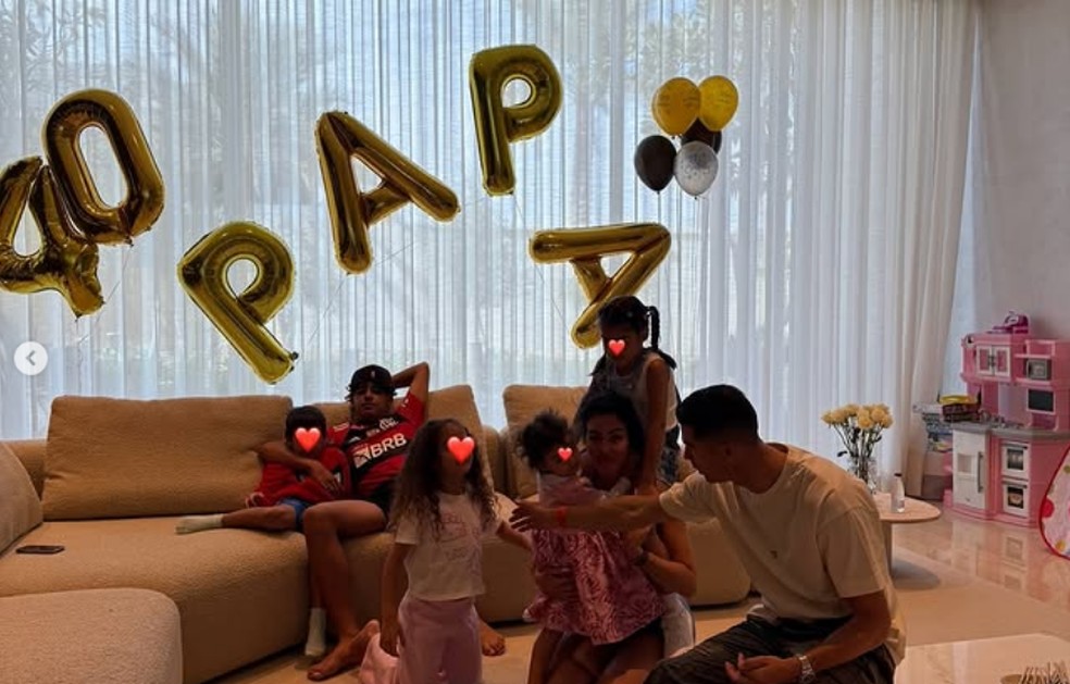 Cristiano Ronaldo Jr. comemora aniversário de 40 anos do pai com a camisa do Flamengo — Foto: Reprodução