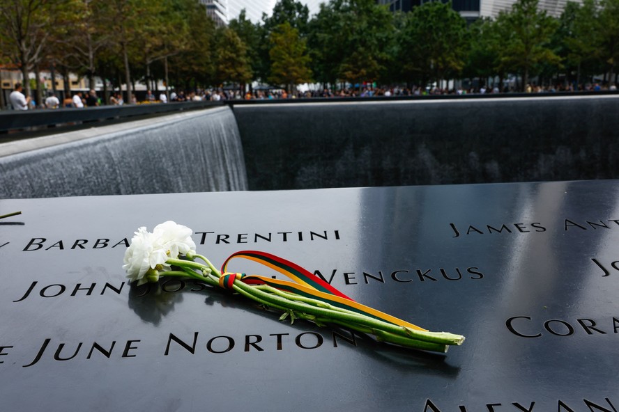 Nomes de vítimas dos ataques de 11 de Setembro em 2001 no memorial onde ficavam as torres gêmeas do World Trade Center, em Nova York