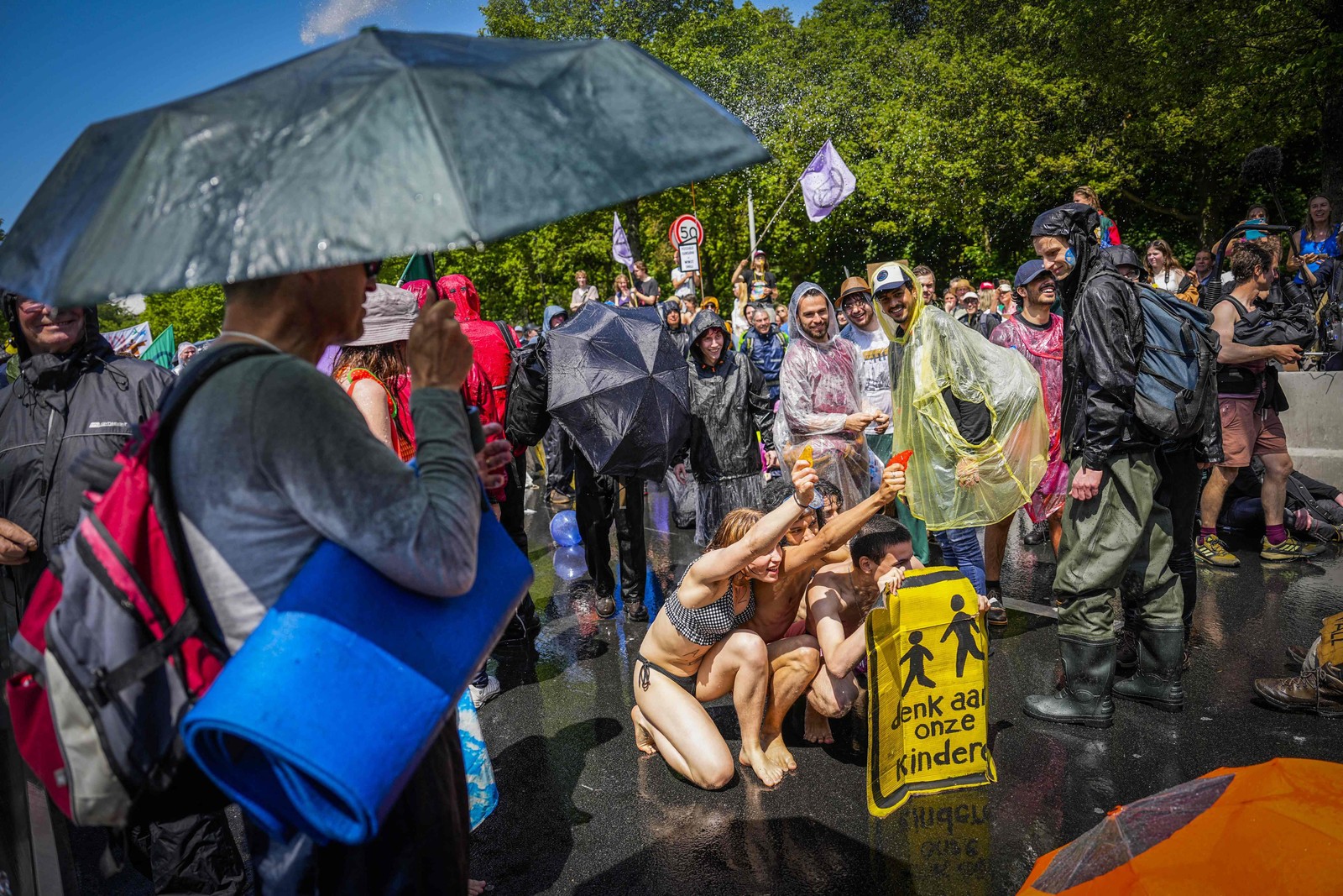 Ativistas do Extinction Rebellion bloqueiam a A12 contra subsídios fósseis em Haia. — Foto: Phil NIJHUIS / ANP / AFP